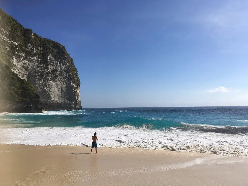 White sand beach at the base of Kelingking cliff