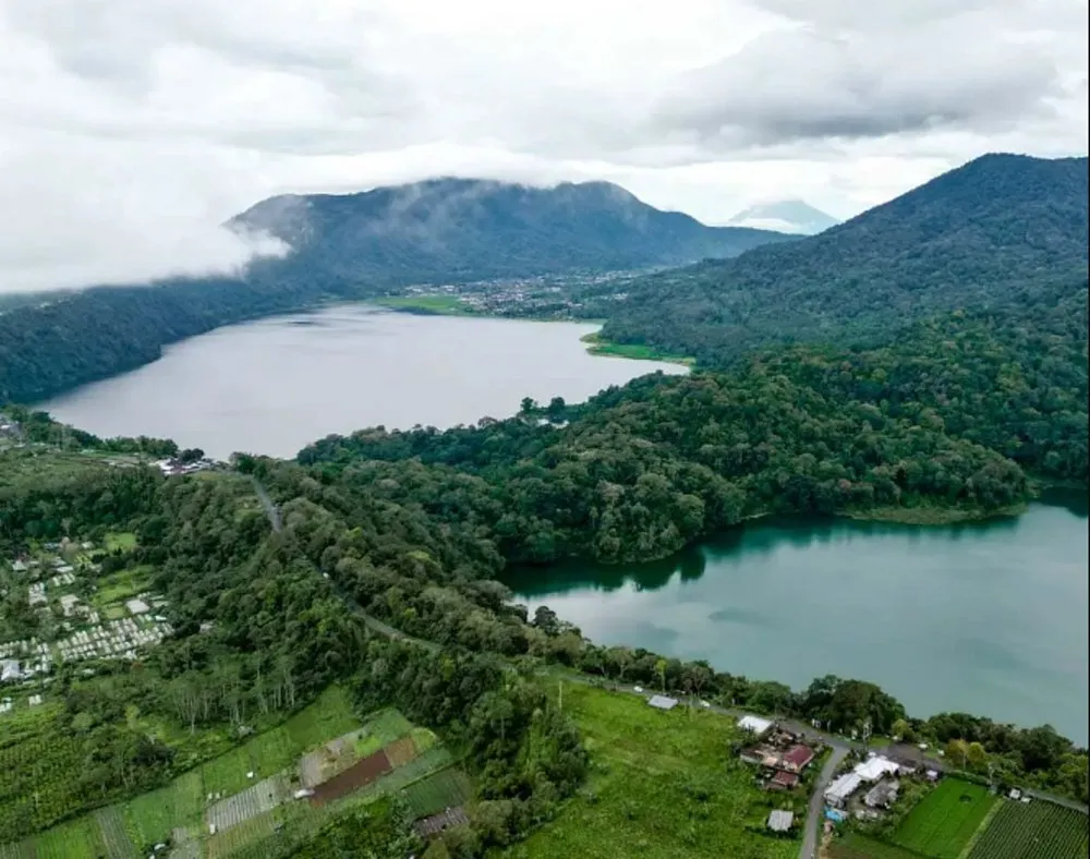 Twin Lakes Buyan and Tamblingan panoramic viewpoint Bali